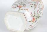 Vaso de porcelana branca com folhagens e flores... - Vaso de porcelana branca com folhagens e flores em policromia.