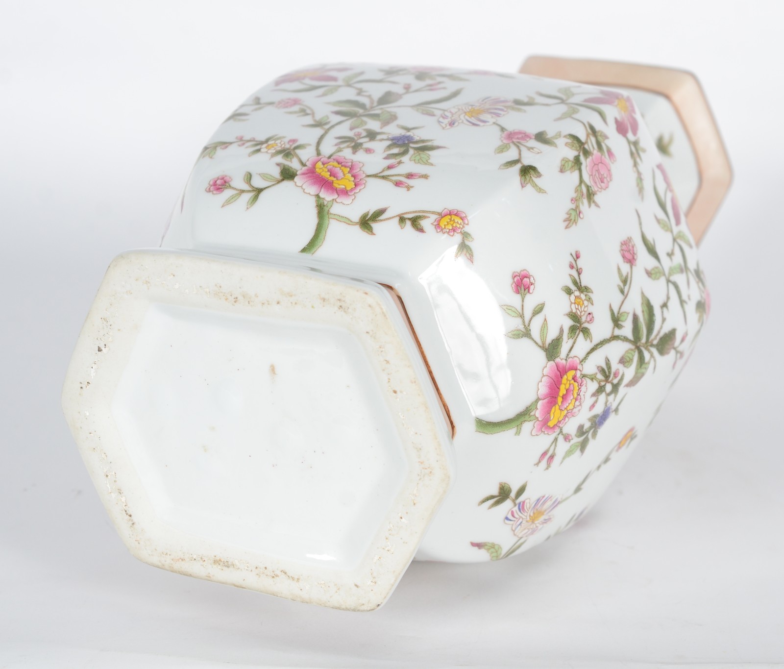 Vaso de porcelana branca com folhagens e flores em policromia. - foto 6 de 6