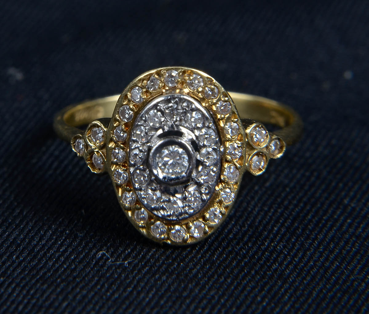 Anel em ouro 18k c/ brilhante. Peso 4,10g.