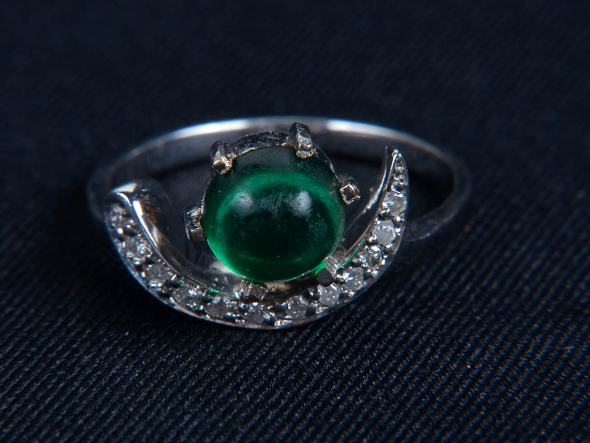 Antigo anel de platina c/ esmeralda e brilhante, 3,4g