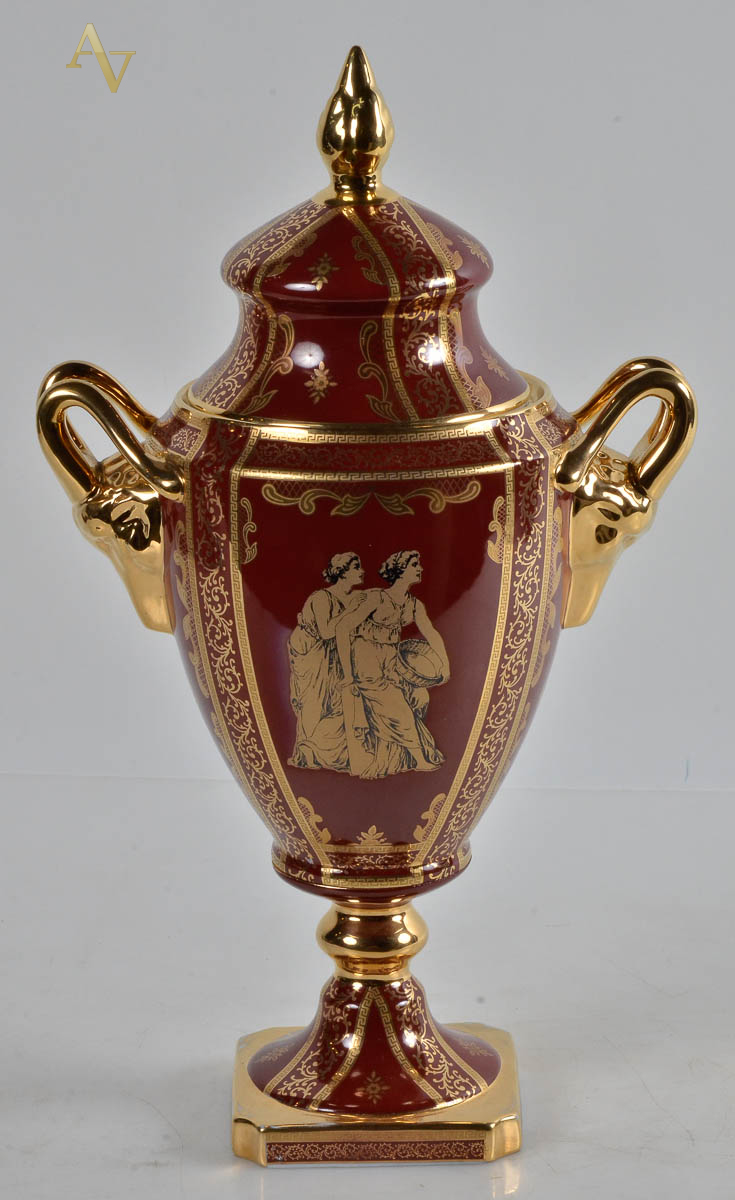 Anfora de porcelana europeia na cor vinho com detalhes em ouro 22K...