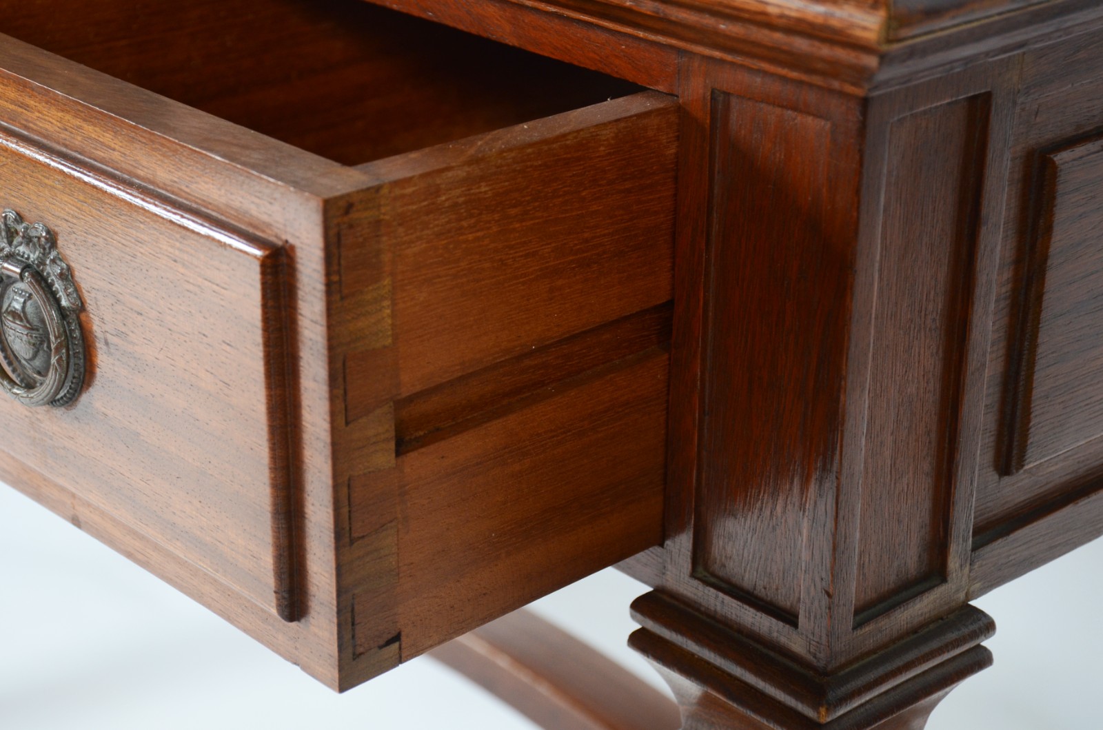 Mesa de escritório de madeira nobre, tampo retangular com mármore... - foto 3 de 10