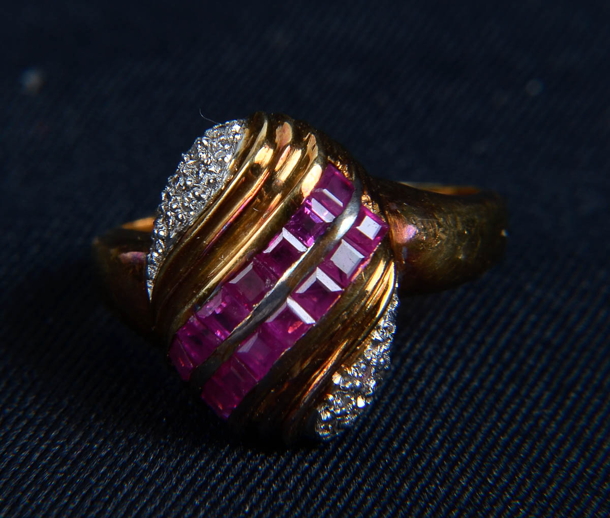 Antigo anel ouro 18 k c/ rubis orientais e 21 brilhante, 6g.