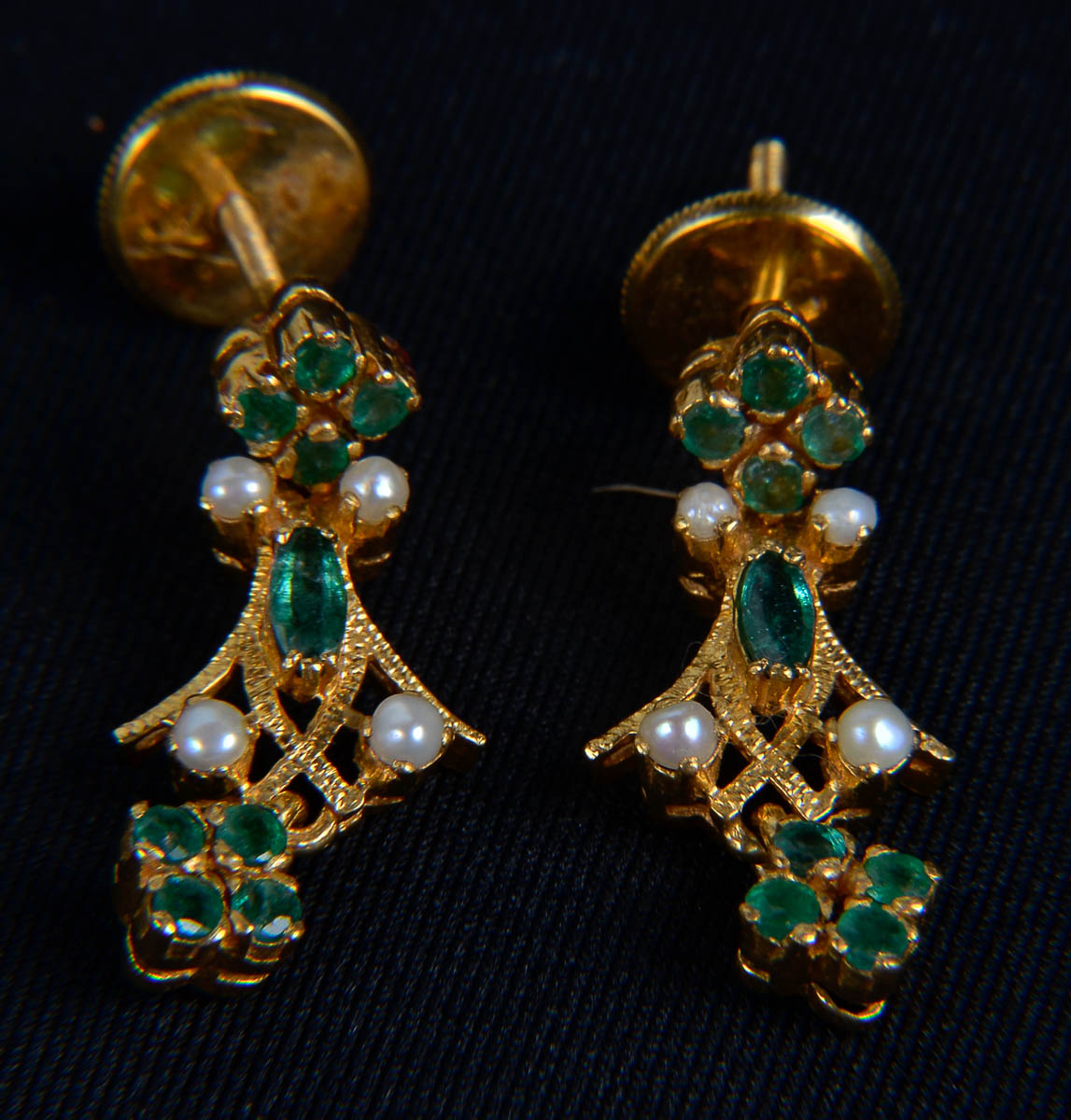 Antigo par de brincos ouro 18k c/ esmeralda e micro perolas, 6,30g.