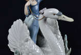 LLADRO - escultura de porcelana espanhola repre... - LLADRO - escultura de porcelana espanhola repres. menina com cisne. Alt. 25 cm.