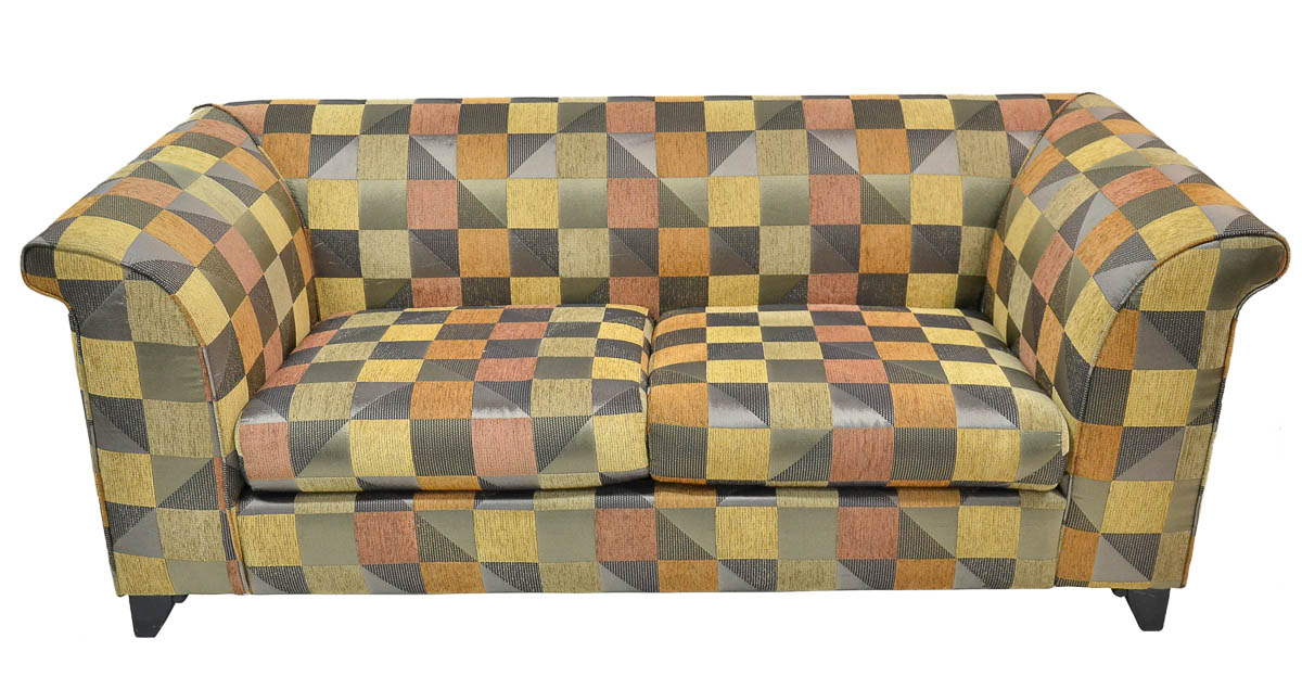 Sofa estofado para dois lugares, forrado com tecido xadrez