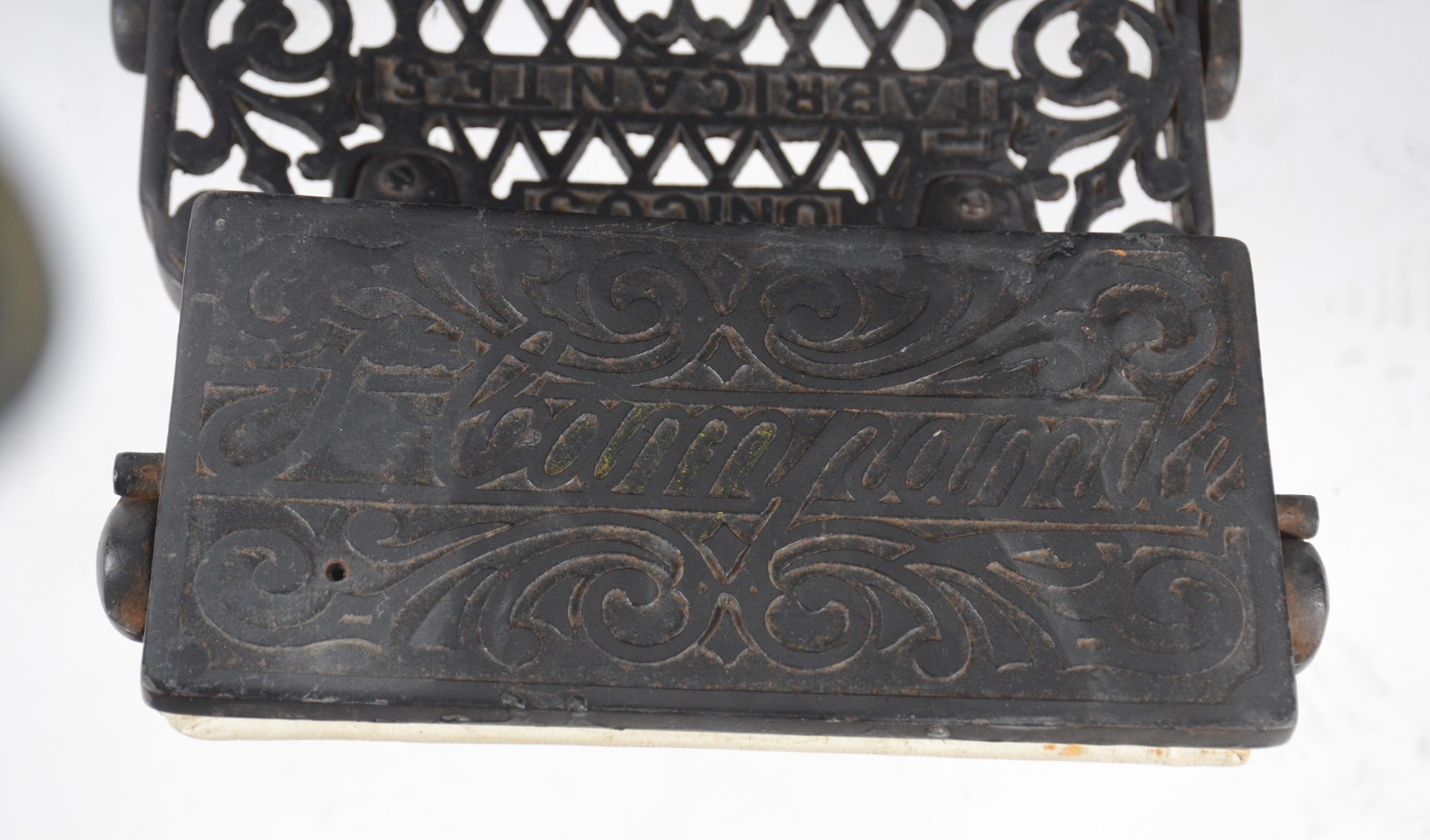 Antiga cadeira de barbeiro, "Unicos Fabricantes", de ferro com... - foto 4 de 9