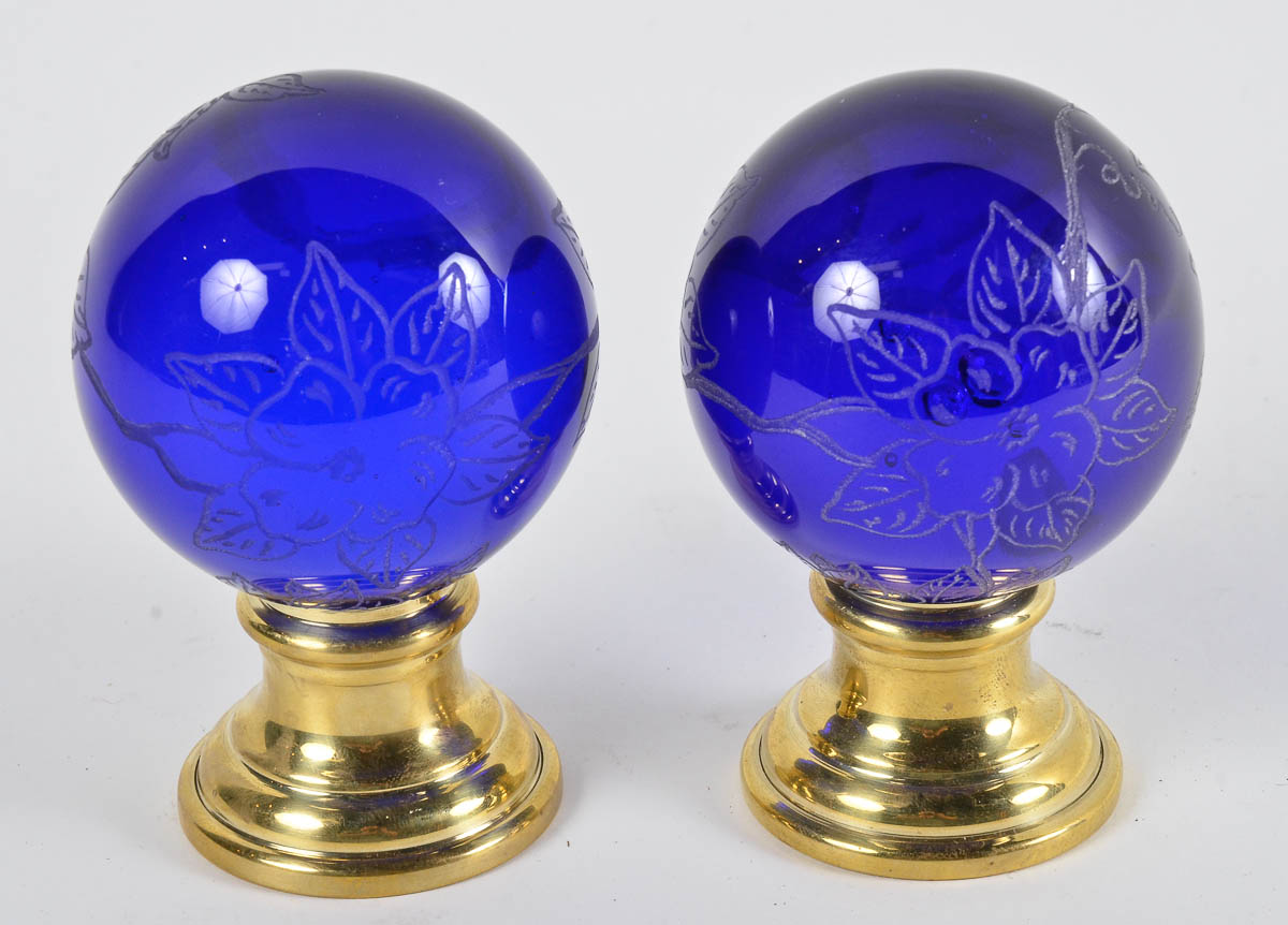 Par de pinhas Ravagnani azul c/ base de bronze. alt. 12cm.