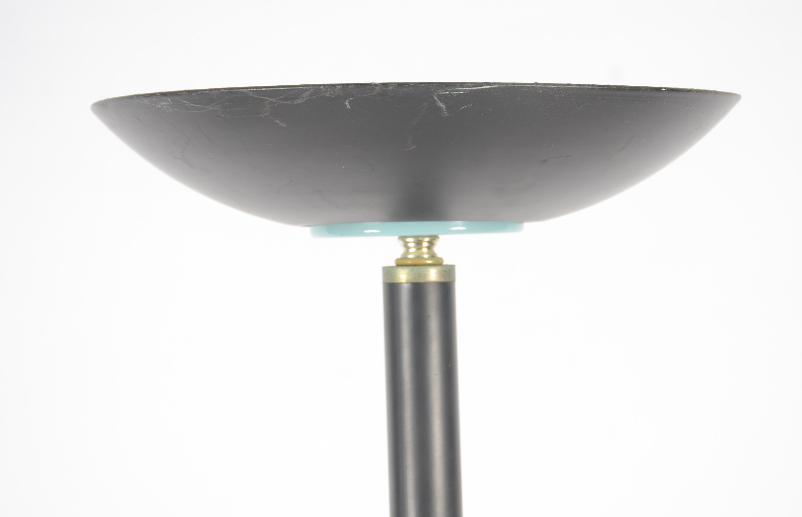 Luminária de pé na forma de coluna com plafonier de metal pintado de... - foto 2 de 4