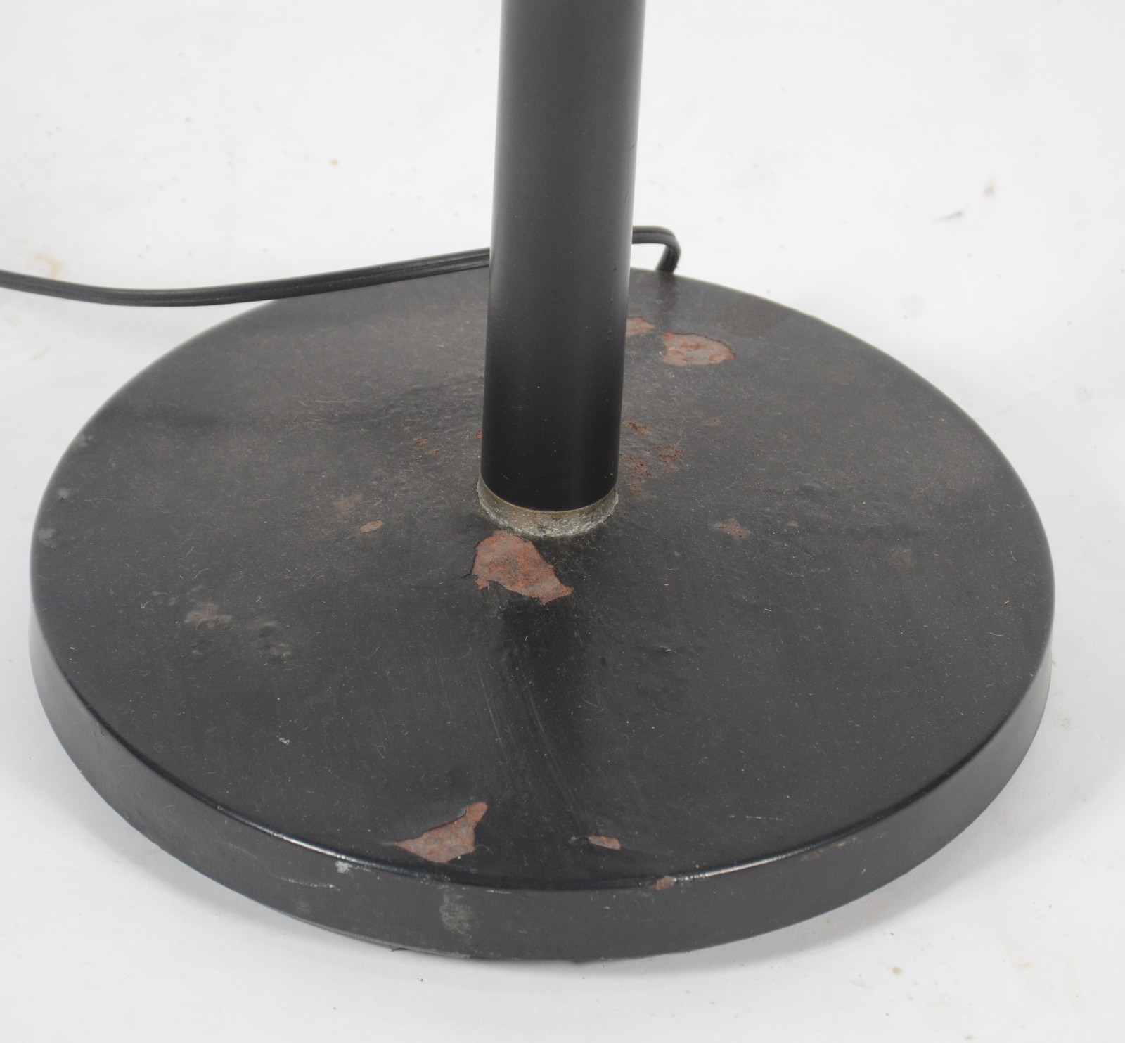 Luminária de pé na forma de coluna com plafonier de metal pintado de... - foto 4 de 4