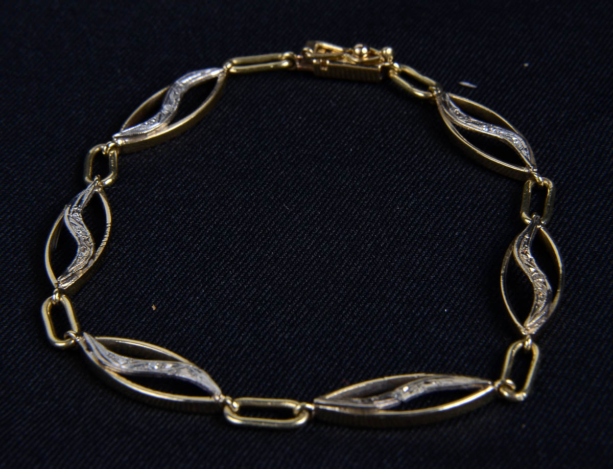 Antiga pulseira ouro 18 c/ brilhante, peso 7,2g.