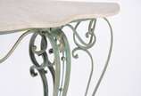 Aparador de metal patinado de verde, saia traba... - Aparador de metal patinado de verde, saia trabalhada em curvas, pernas arqueadas unidas por traves inferiores, tampo de mármore.