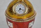 Relogio cravejado de cristais Swarowski estilo ... - Relogio cravejado de cristais Swarowski estilo Fabergé, alt. 10 cm.