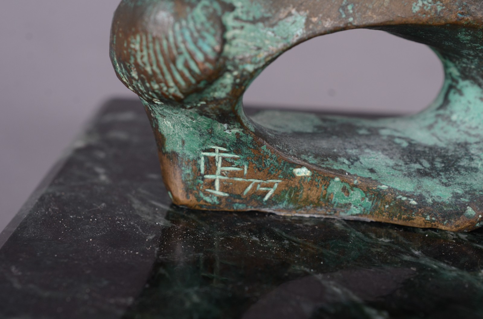 Três esculturas diversas de bronze. - foto 6 de 8