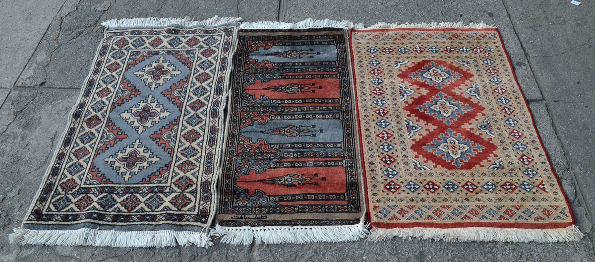 Tres pequenos tapetes pasquistao.med. 91 x 46, 96 x 56 e 91 x 63 cm.