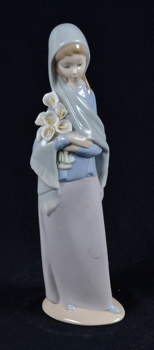 LLADRO - escultura de porcelana espanhola repres.moça com copos de...