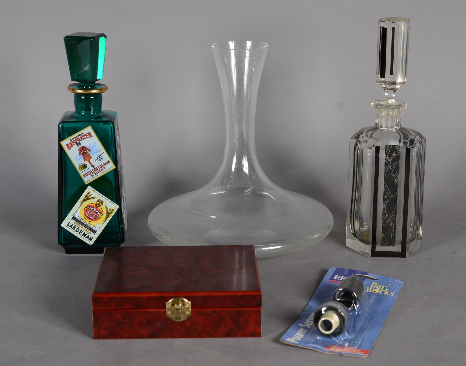 Diversas peças, sendo: 2 garrafas (1 lascada na borda); decanteur de... - foto 1 de 8