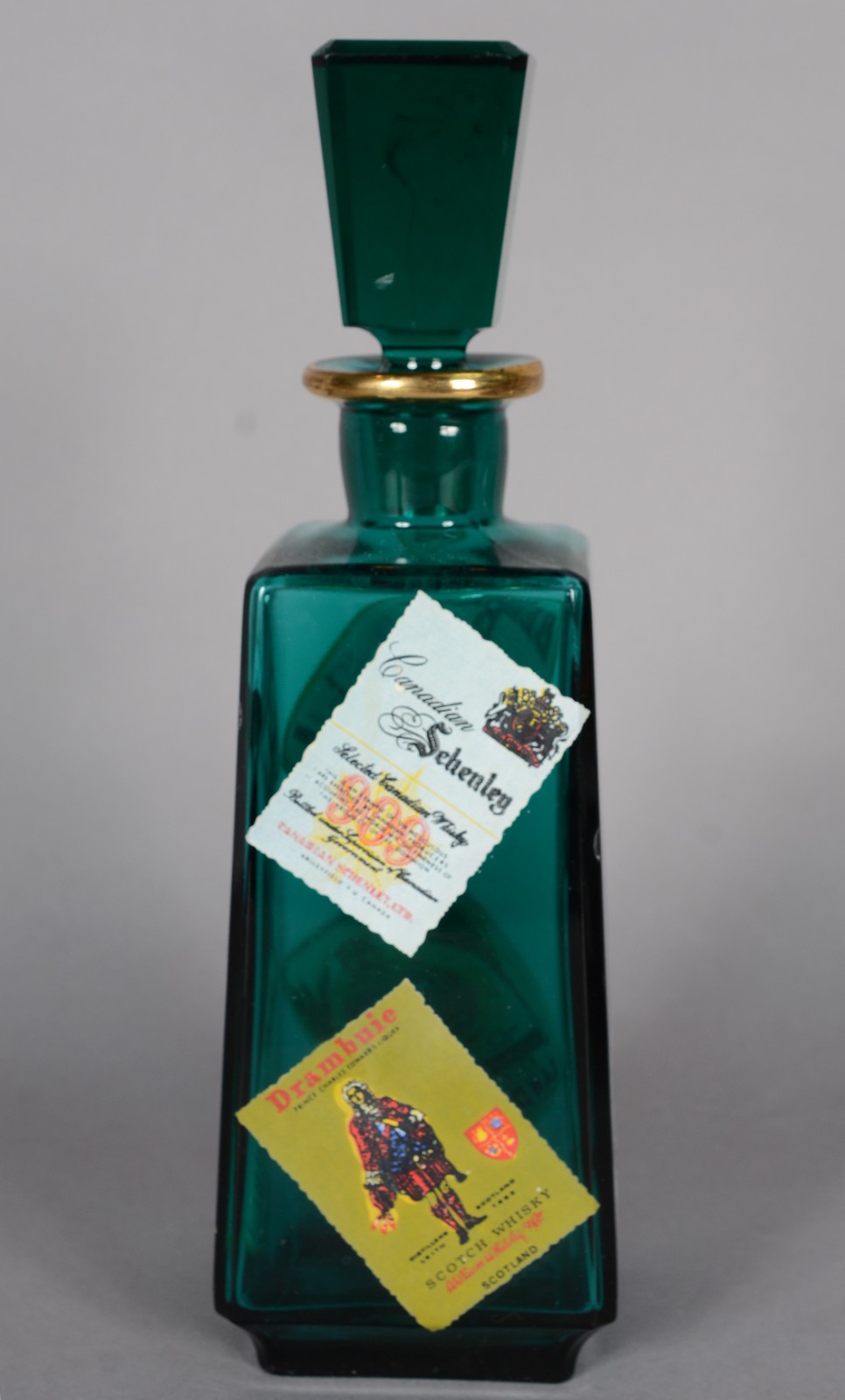 Diversas peças, sendo: 2 garrafas (1 lascada na borda); decanteur de... - foto 3 de 8