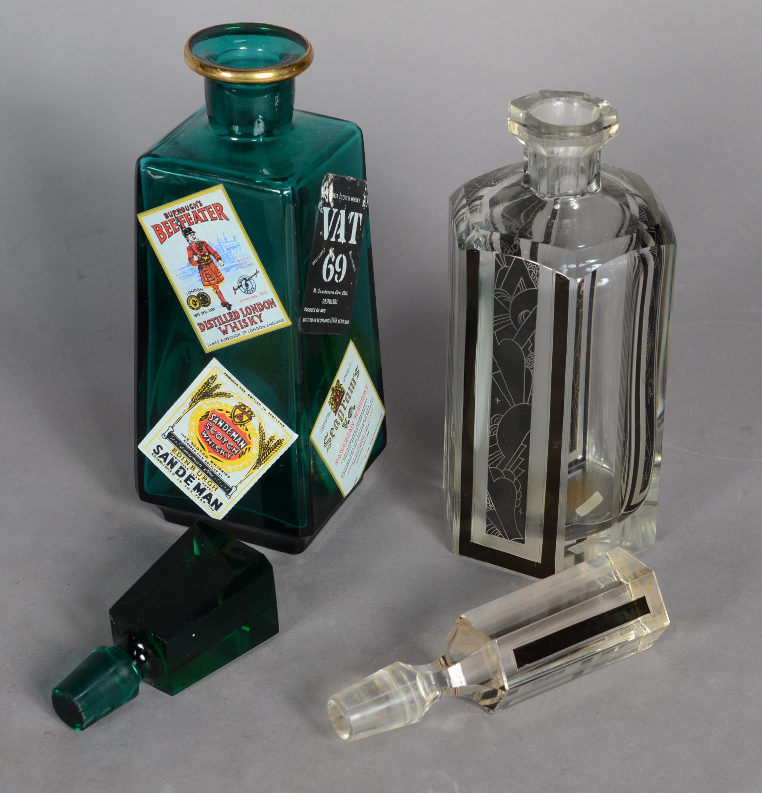 Diversas peças, sendo: 2 garrafas (1 lascada na borda); decanteur de... - foto 4 de 8