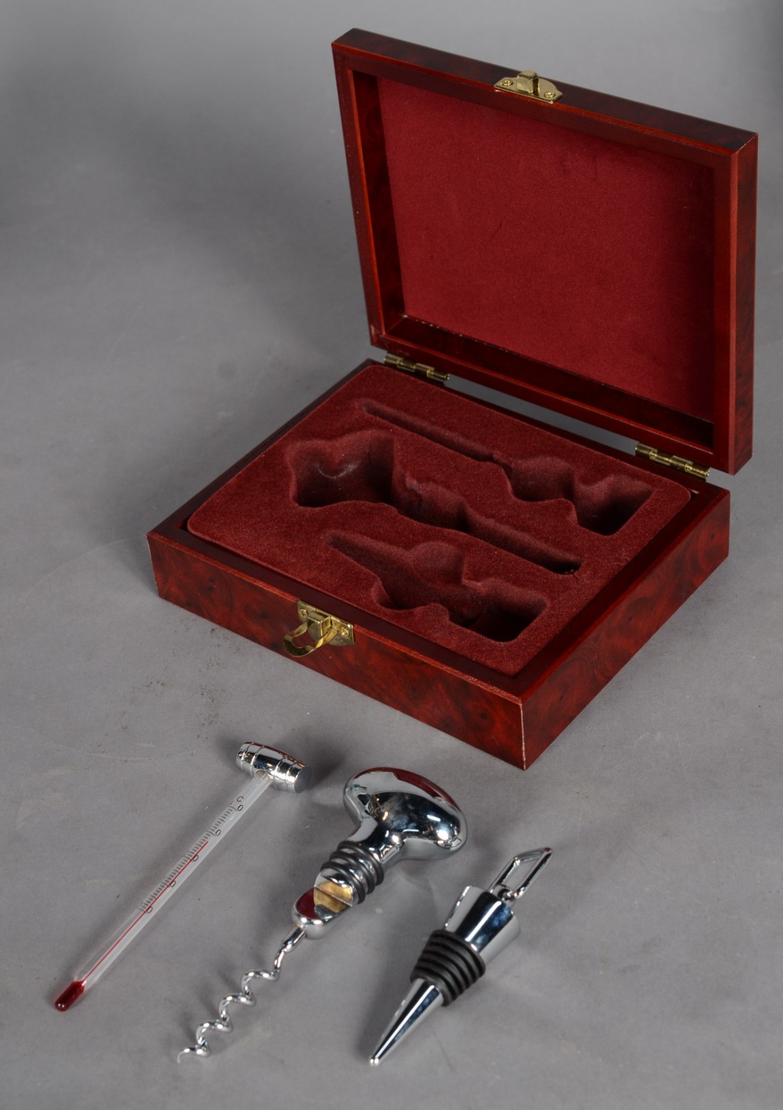 Diversas peças, sendo: 2 garrafas (1 lascada na borda); decanteur de... - foto 5 de 8