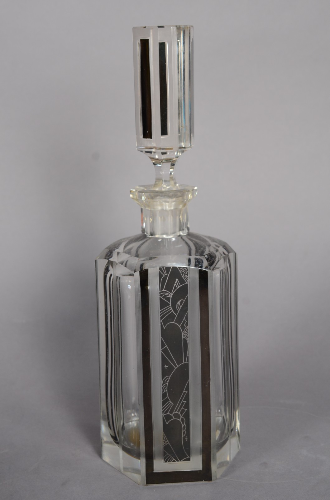 Diversas peças, sendo: 2 garrafas (1 lascada na borda); decanteur de... - foto 6 de 8