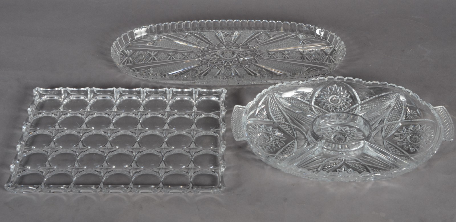 Três peças de cristal, sendo: 2 pratos um retangular e outro oval; e... - foto 1 de 10