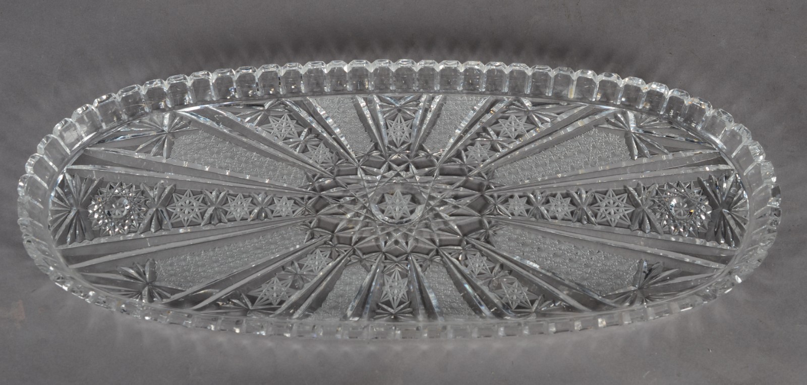 Três peças de cristal, sendo: 2 pratos um retangular e outro oval; e... - foto 2 de 10