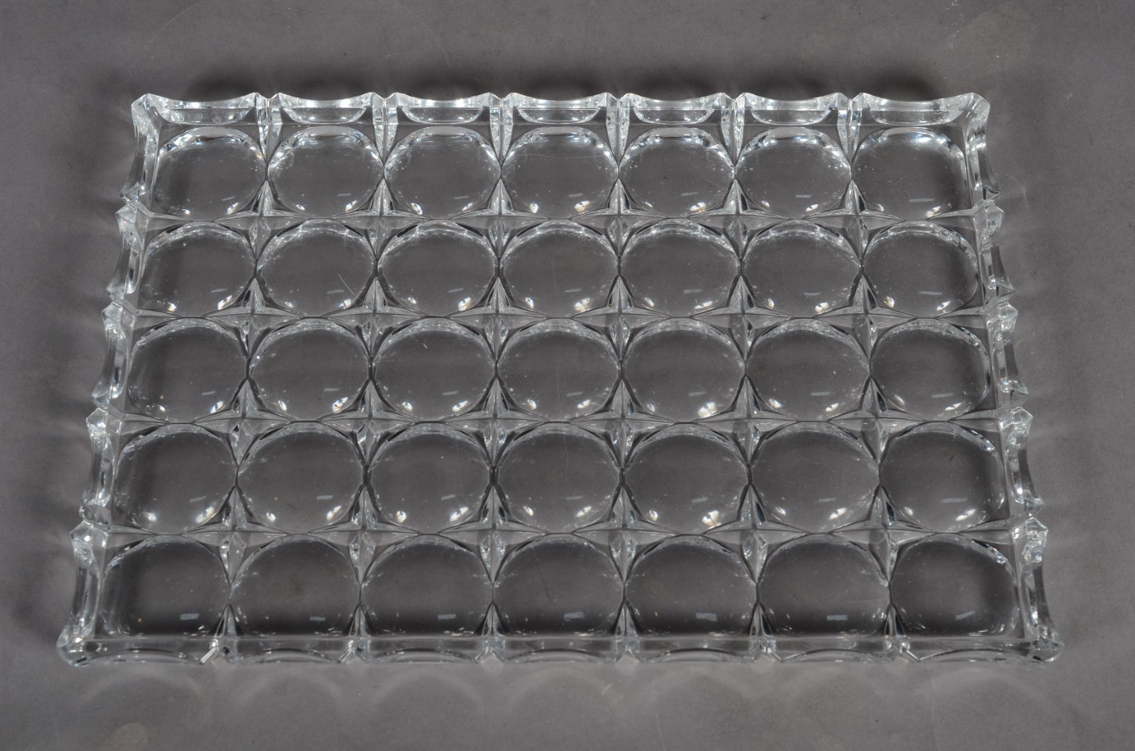 Três peças de cristal, sendo: 2 pratos um retangular e outro oval; e... - foto 6 de 10