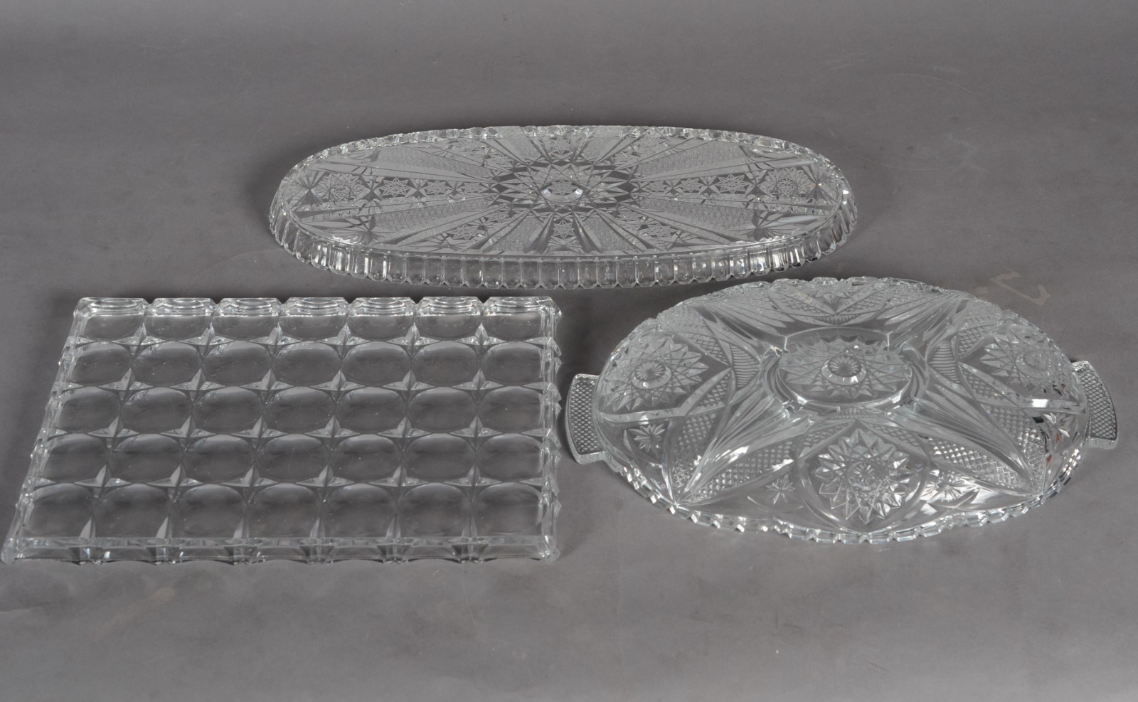 Três peças de cristal, sendo: 2 pratos um retangular e outro oval; e... - foto 7 de 10