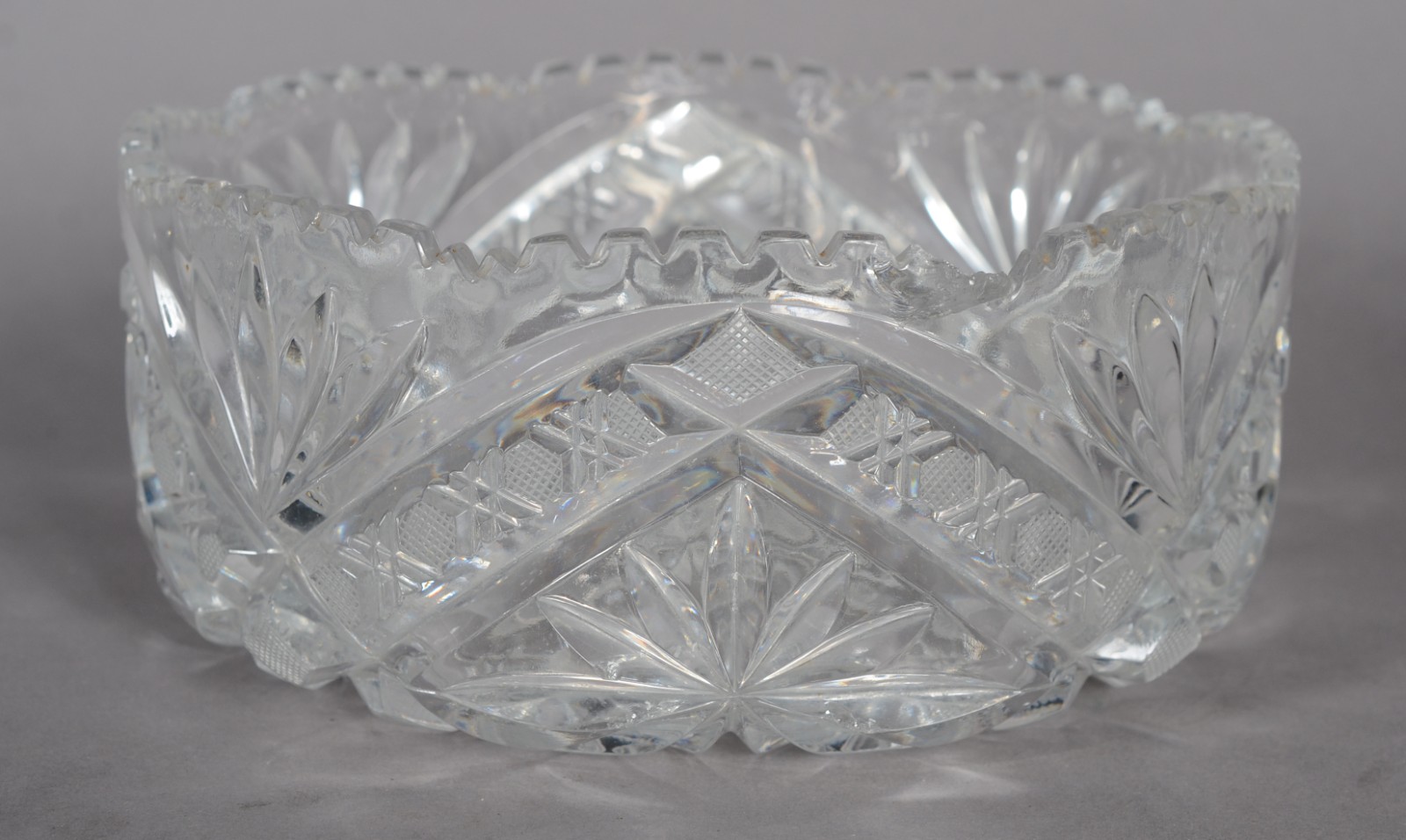 Três peças de cristal europeu lapidado, sendo: prato quadrado... - foto 3 de 9