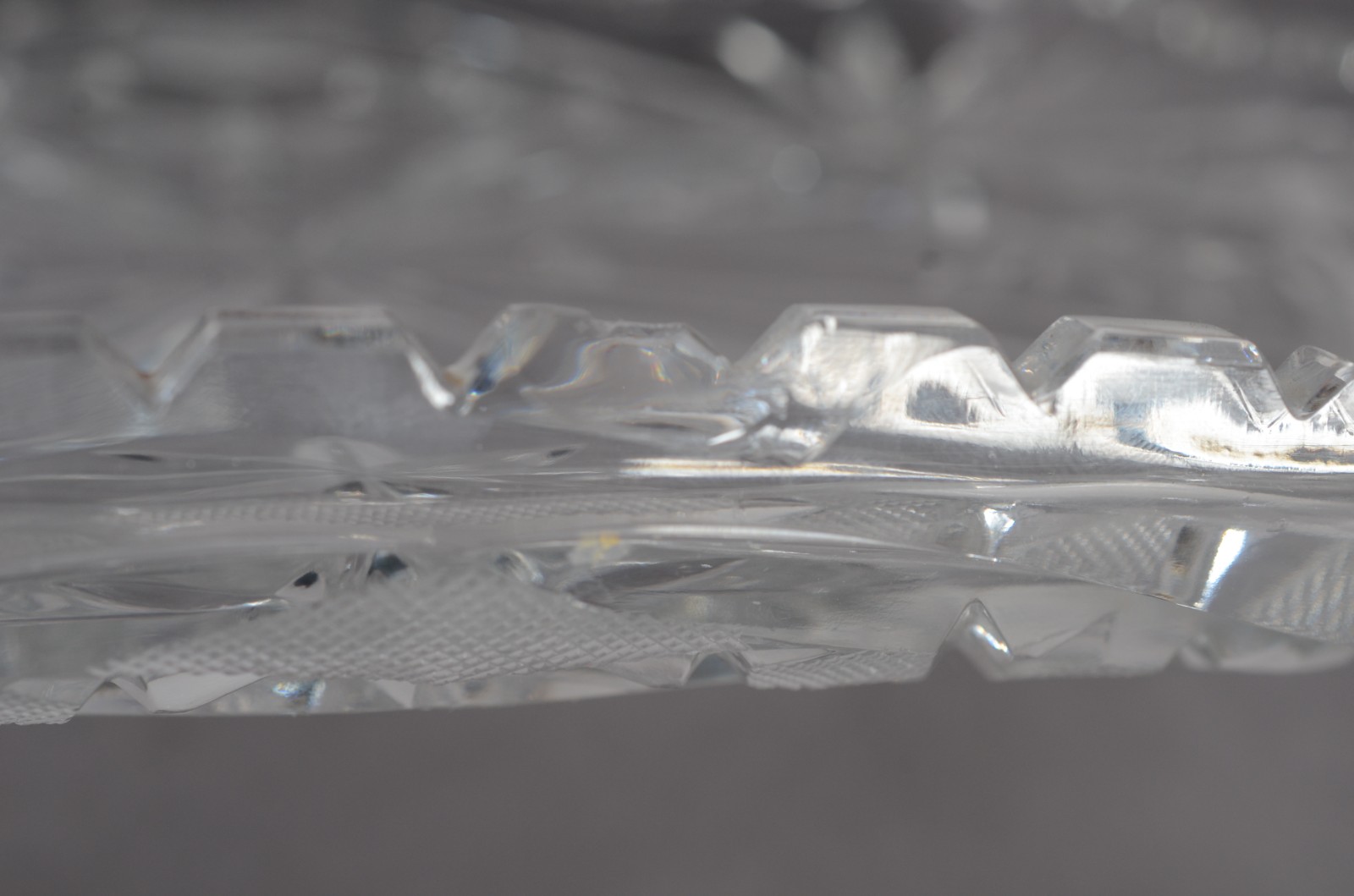 Três peças de cristal europeu lapidado, sendo: prato quadrado... - foto 5 de 9