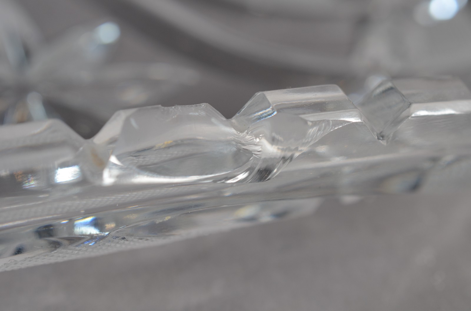 Três peças de cristal europeu lapidado, sendo: prato quadrado... - foto 8 de 9