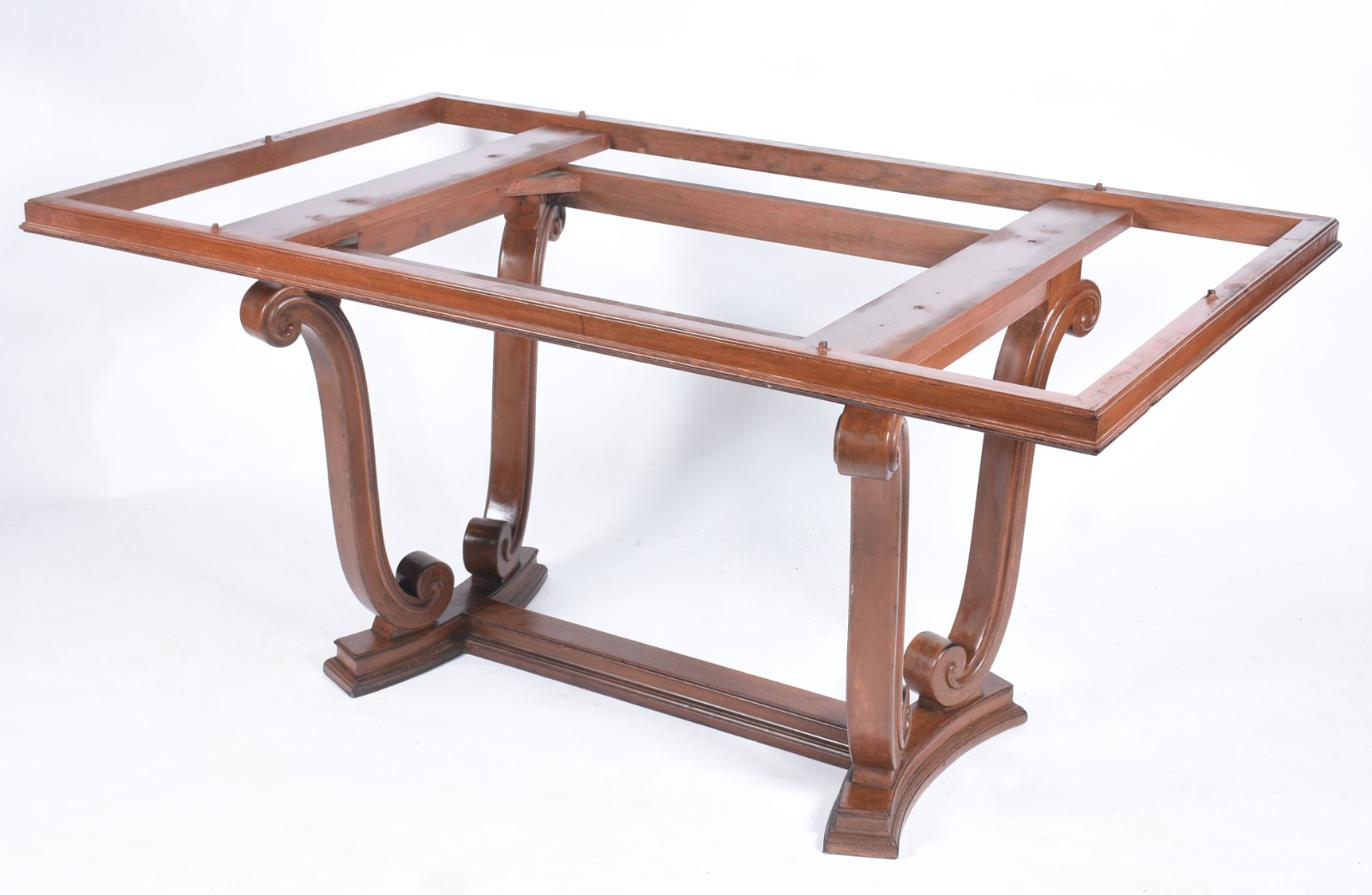 Mesa de jantar de madeira nobre, base em pernas recurvas ligadas por... - foto 3 de 10