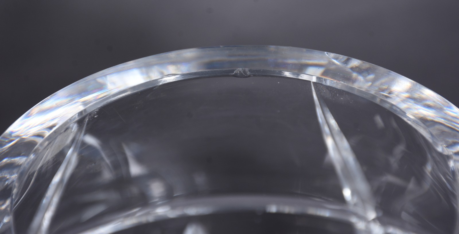 Duas peças de cristal lapidado, sendo: bowl (com lascado na borda) e... - foto 7 de 8