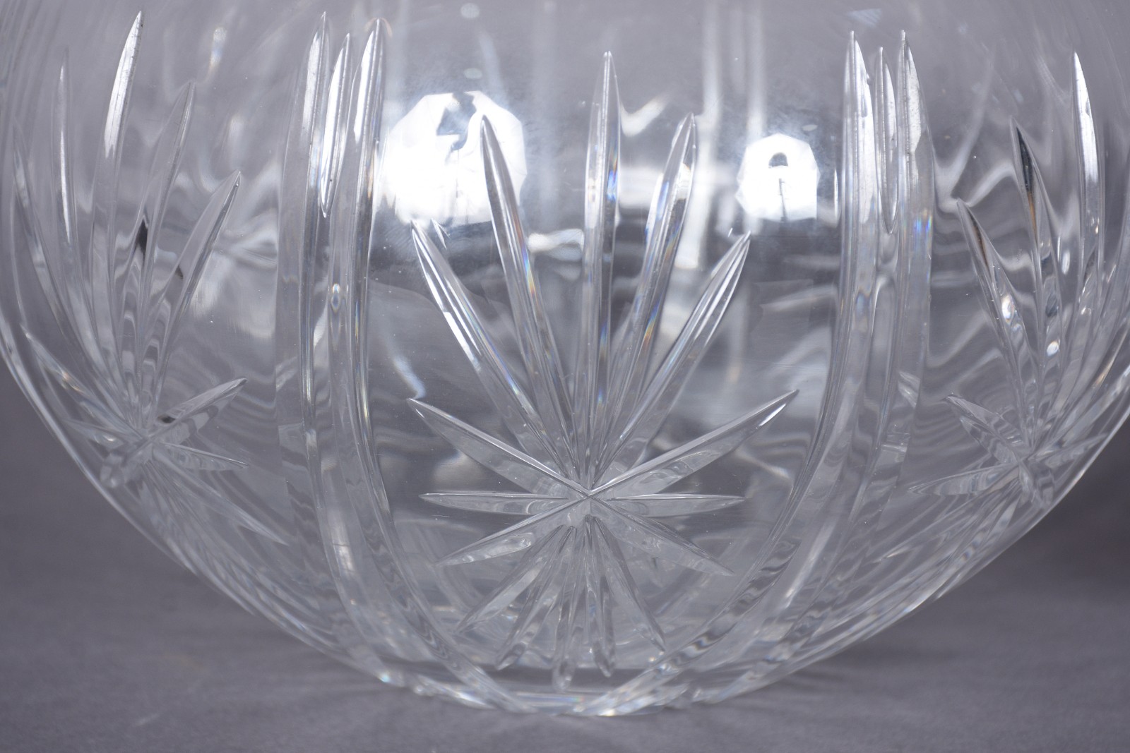 Duas peças de cristal lapidado, sendo: bowl (com lascado na borda) e... - foto 5 de 8