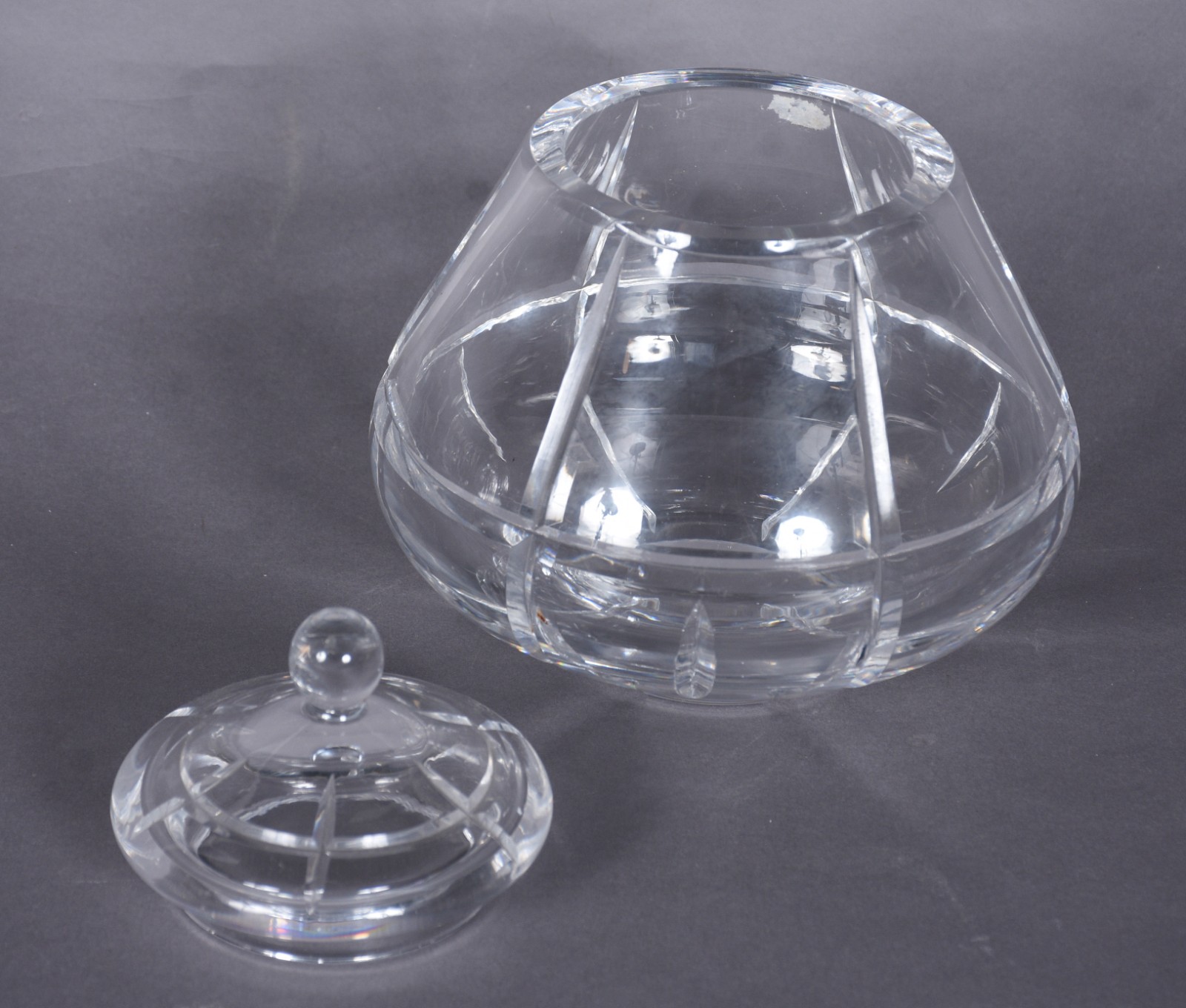 Duas peças de cristal lapidado, sendo: bowl (com lascado na borda) e... - foto 4 de 8