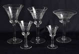 Servico de cristal lavrado com guirlandas, send... - Servico de cristal lavrado com guirlandas, sendo 5 tacas champagne, 8 para vinho tinto, 6 para vinho branco, 11 para  vinho do Porto e  7 para l...