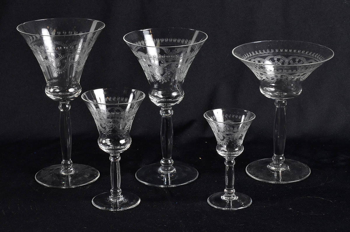 Servico de cristal lavrado com guirlandas, sendo 5 tacas champagne, 8...