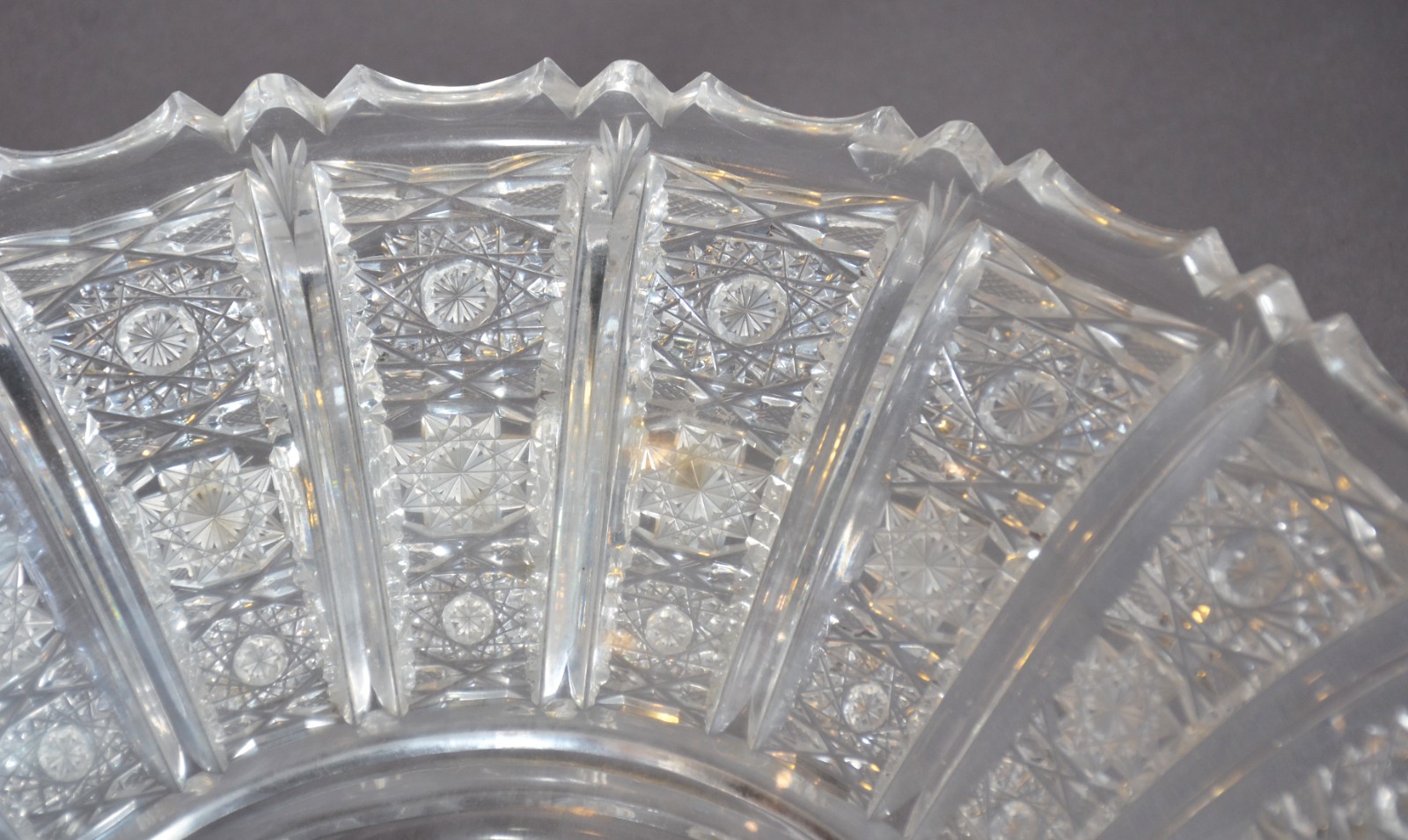 Duas peças, sendo: jarra para água e fruteira de cristal lapidada. - foto 10 de 11