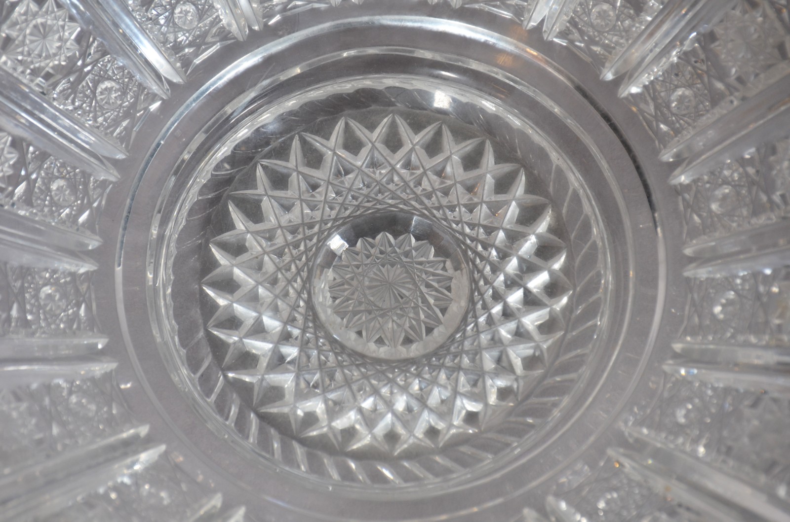 Duas peças, sendo: jarra para água e fruteira de cristal lapidada. - foto 9 de 11