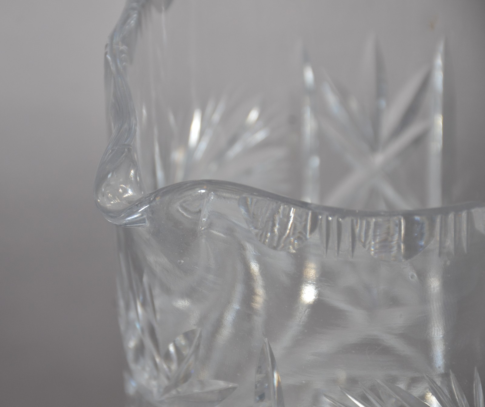 Duas peças, sendo: jarra para água e fruteira de cristal lapidada. - foto 4 de 11