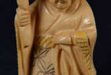 Netsuke de marfim repres figura com cajado. - Netsuke de marfim repres figura com cajado.