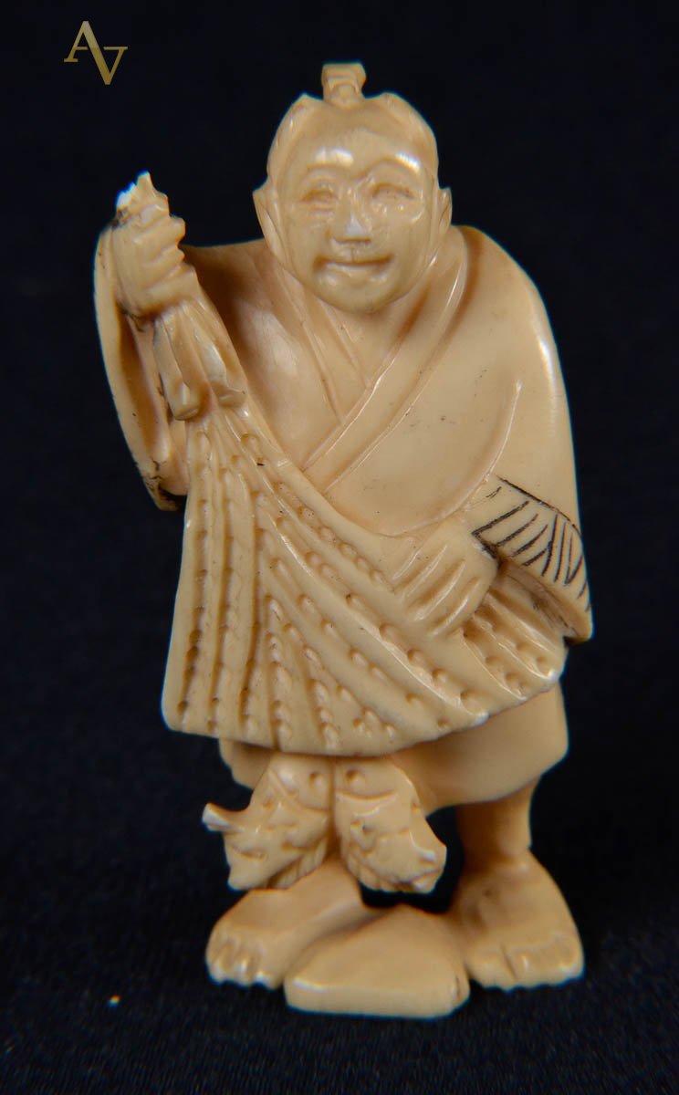 Netsuke de marfim repres figura com rede. Med. 5cm.