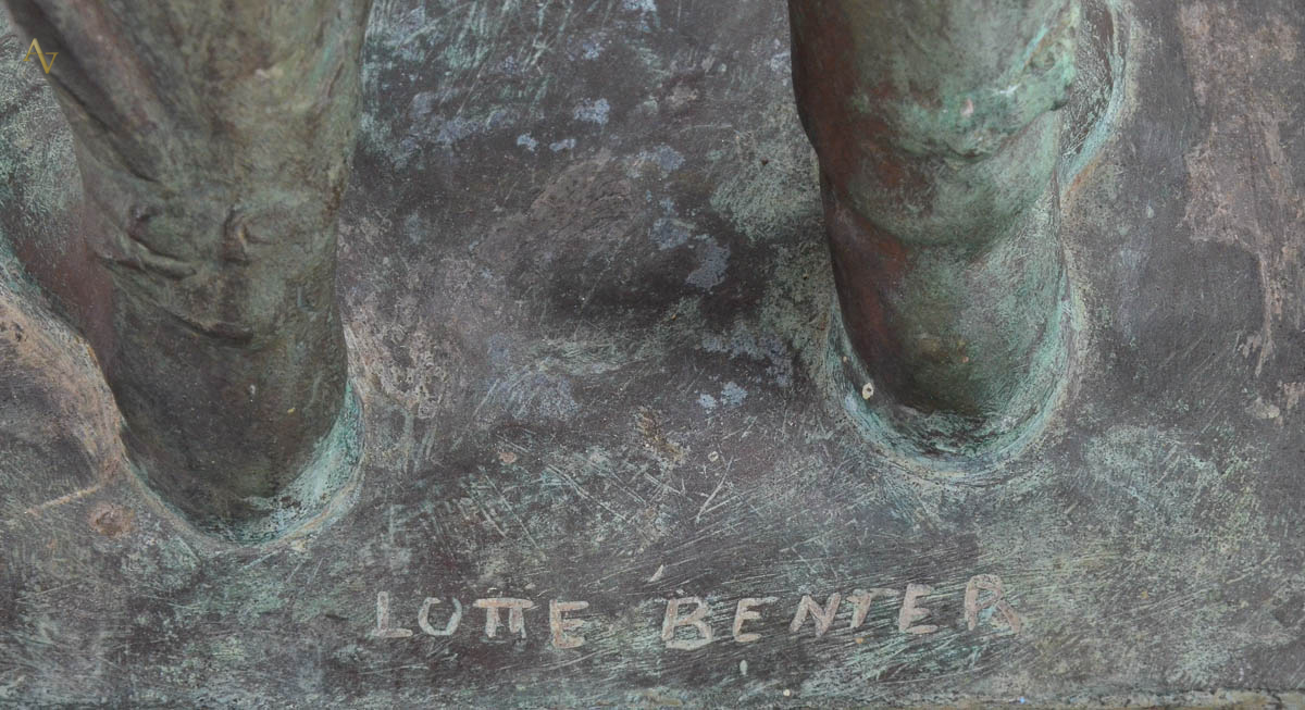 Escultura de bronze repres. Aviador, ass. LOTTE BENTER, alt. 50cm - foto 2 de 2