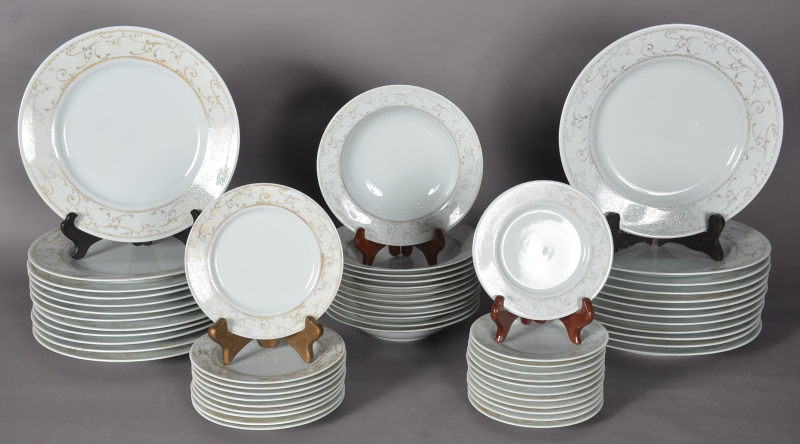 Aparelho de jantar Roner branco composto de: 24 pratos rasos. 10... - foto 1 de 5