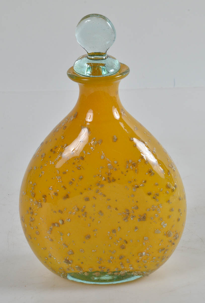 Garrafa de murano na cor amarelo c/pó de ouro. alt. 24cm.