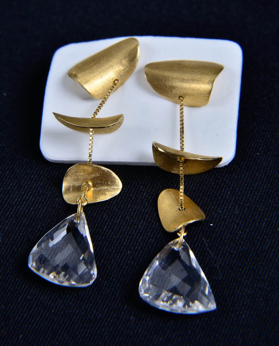 Brincos pendentes em ouro 18k e briolette de cristal. Peso. 8 gr.