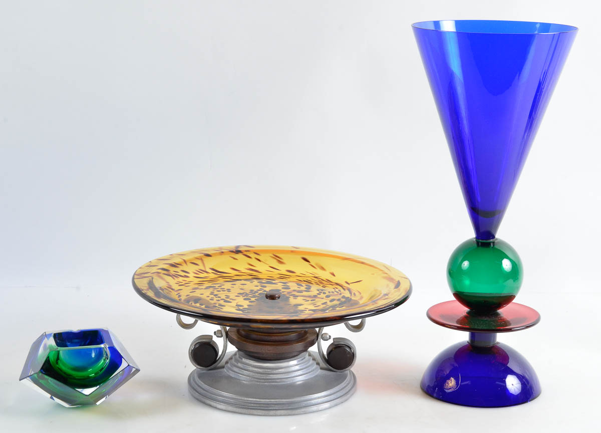 Diversas peças de vidro, sendo um vaso nas cores azul, verde e...