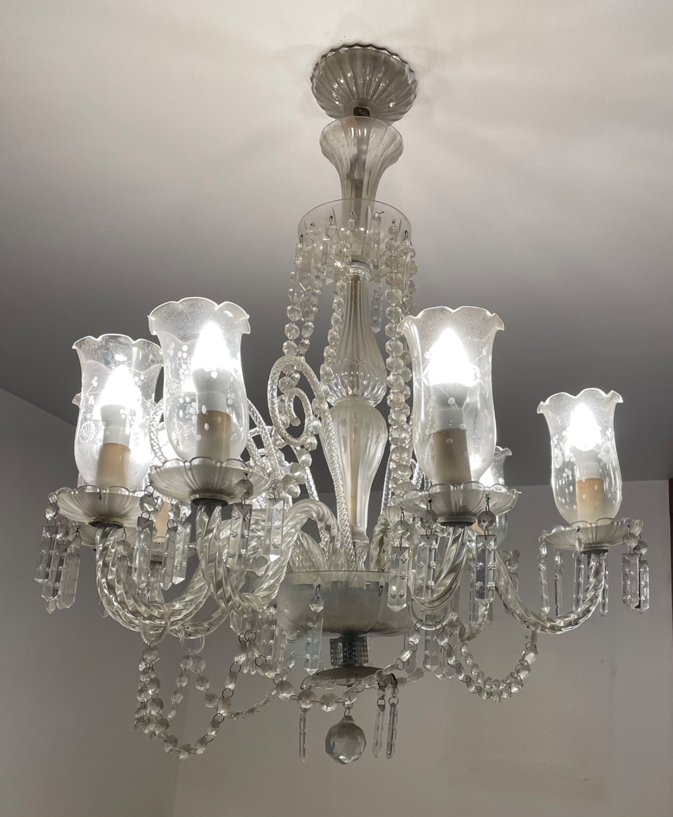 Lustre de cristal para 8 luzes com pingentes lapidados e mangas com... - foto 1 de 3