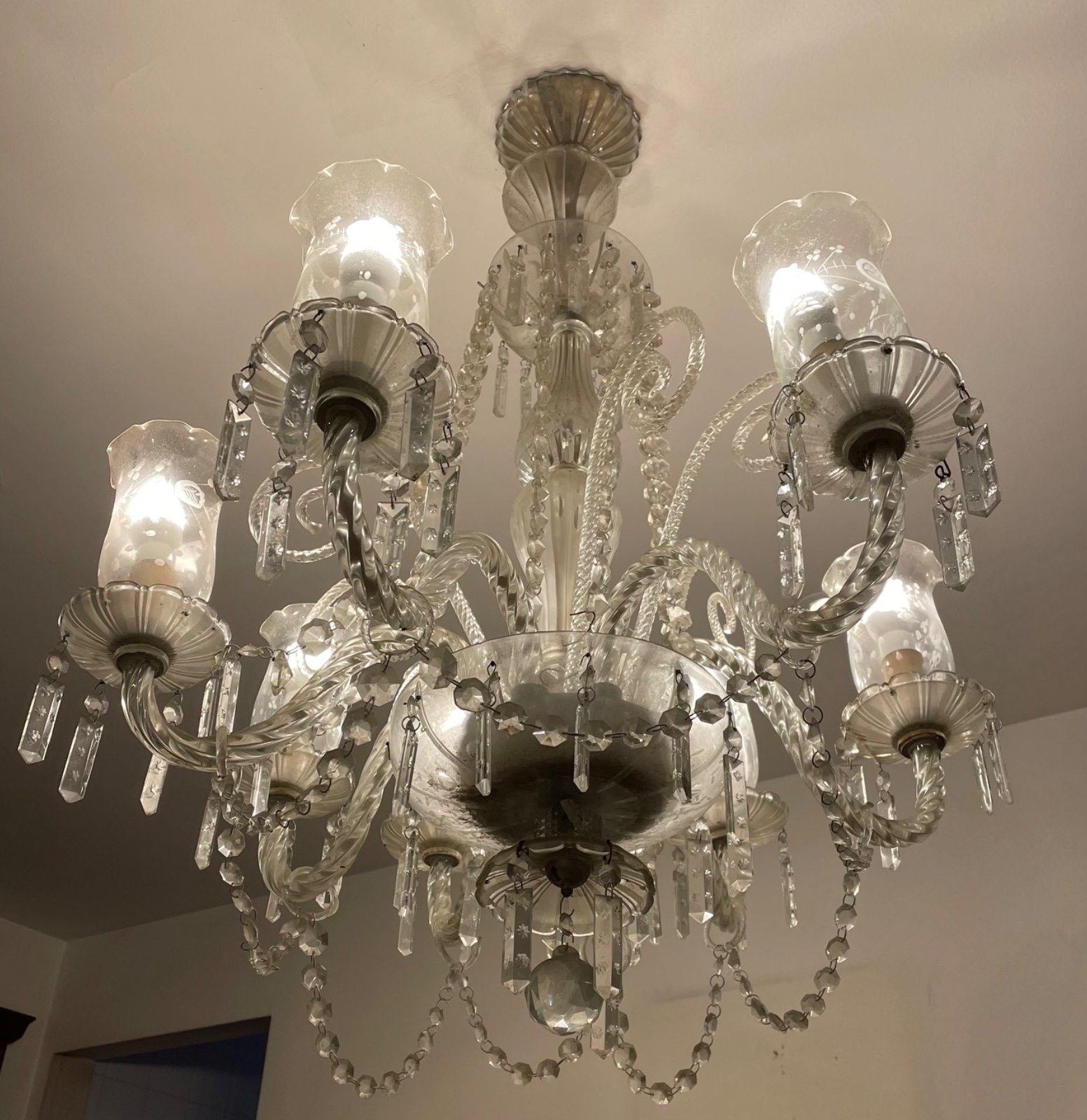 Lustre de cristal para 8 luzes com pingentes lapidados e mangas com... - foto 2 de 3